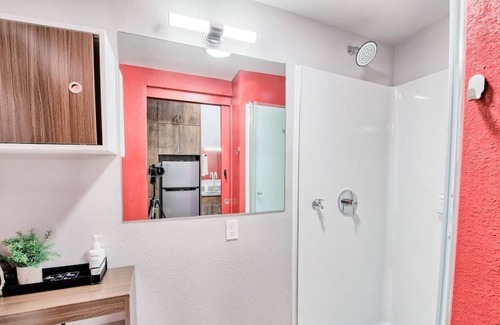 Old North Columbus House | ⭐Modern Tiny Studio 🌃 Free Parking, Hot Tub, Fitness Center, TV, WiFi, & More!