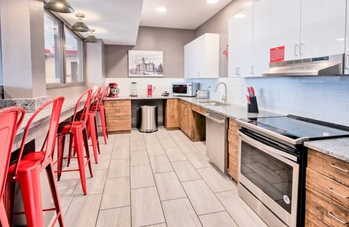 Old North Columbus House | ⭐Modern Tiny Studio 🌃 Free Parking, Hot Tub, Fitness Center, TV, WiFi, & More!