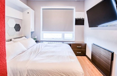 Old North Columbus House | ⭐Modern Tiny Studio 🌃 Free Parking, Hot Tub, Fitness Center, TV, WiFi, & More!