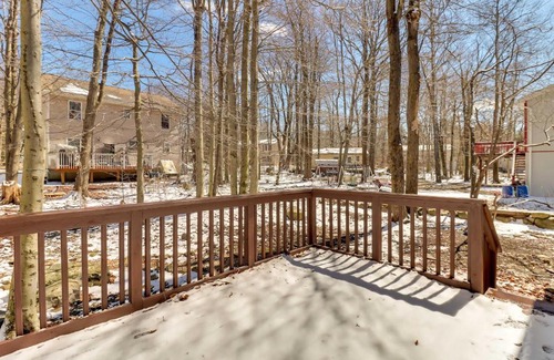 Tobyhanna House | Modern Tobyhanna Home Near Lake Carobeth!