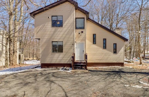 Tobyhanna House | Modern Tobyhanna Home Near Lake Carobeth!