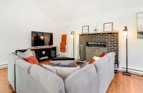 Tobyhanna House | Modern Tobyhanna Home Near Lake Carobeth!