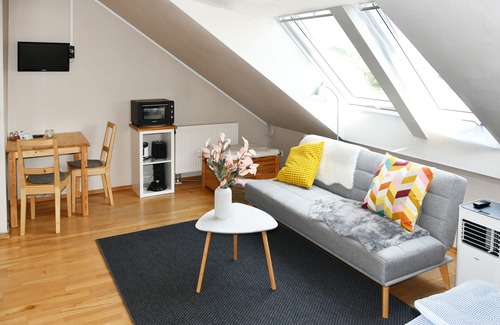 Langenfeld Apartment | Modern top floor apartment with kitchen and private bathroom