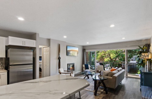 Spokane Apartment | Modern TOP FLOOR Condo w/Park View + King Bedn