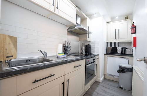 City Centre Apartment | Modern Townhouse Apartment in Stratford Upon Avon With Wifi & Netflix