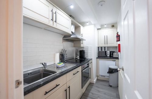 City Centre Apartment | Modern Townhouse Apartment in Stratford Upon Avon With Wifi & Netflix