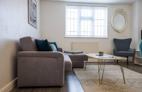 City Centre Apartment | Modern Townhouse Apartment in Stratford Upon Avon With Wifi & Netflix