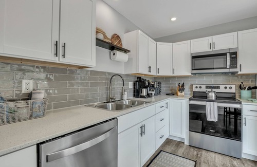 North Charleston House | Modern Townhome Near Airport & Downtown Charleston