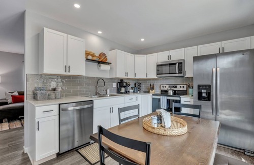 North Charleston House | Modern Townhome Near Airport & Downtown Charleston