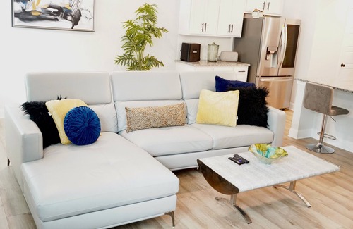 Oakwood House | Modern Townhome, minutes from golf course!