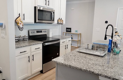 Oakwood House | Modern Townhome, minutes from golf course!
