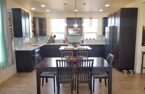 Northfield House | Modern Townhome Near Amenities, Highway, Airport, Downtown