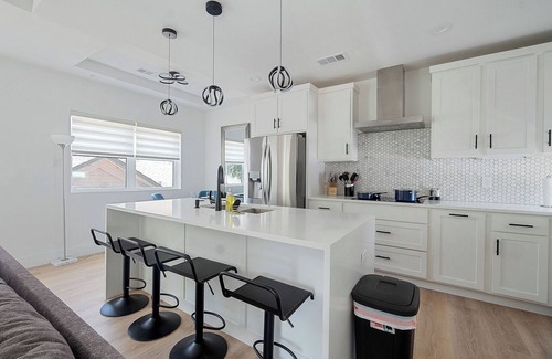 Oak Cliff House | Modern Townhome | Rooftop + Backyard Garage