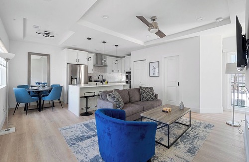 Oak Cliff House | Modern Townhome | Rooftop + Backyard Garage