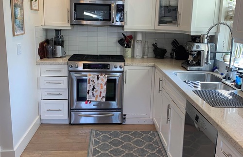 Grandview-Woodland House | Modern townhome sleeps 6 with backyard, 10 min from downtown in desirable area