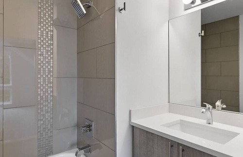 West Seattle House | Modern Townhome w/ Rooftop Deck