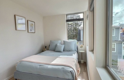 Loyal Heights House | Modern Townhome w/Rooftop & Parking
