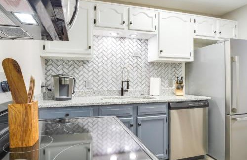 Cookeville House | Modern Townhome Walk to Tennessee Tech University