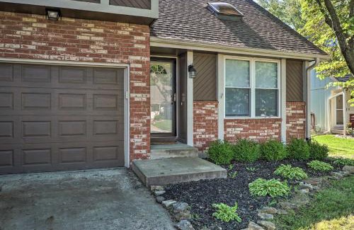 Overland Park House | Modern Townhome with Fireplace Near Stoll Park
