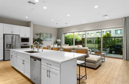 North Scottsdale House | Modern townhome with private patio, grill, rooftop deck, on-site pool & gym