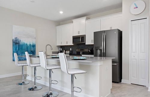 Kissimmee Ski Chalet | Modern Townhouse 4Bed/3Bath/Pool/5Min Disney