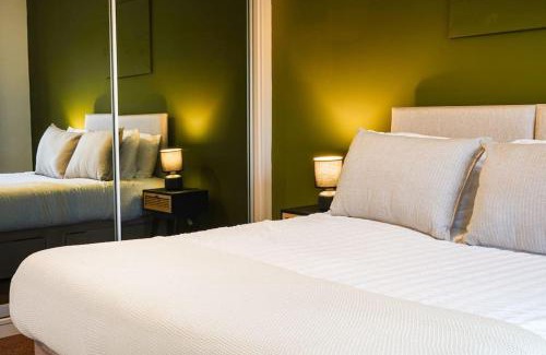 Leeds House | Modern townhouse City Location Free parking