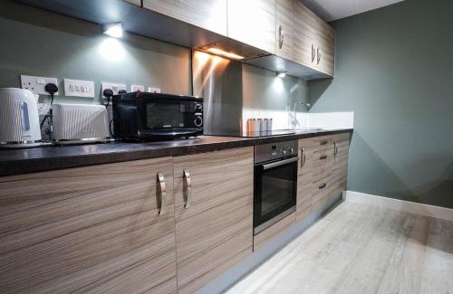 Leeds House | Modern townhouse City Location Free parking