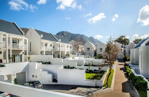 Westlake House | Modern Townhouse in the Vineyards