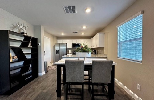 Enterprise House | Modern Townhouse Retreat, Cozy & Convenient