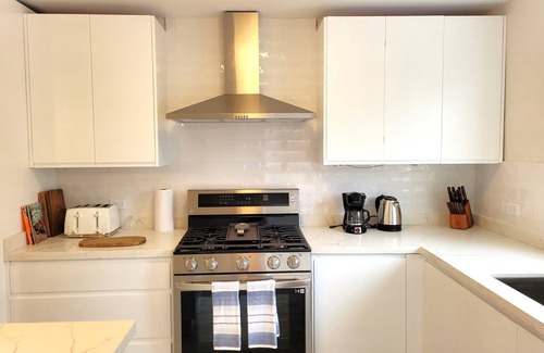 Worthing House | Modern Townhouse w/Garden View + Walking Distance to Beach