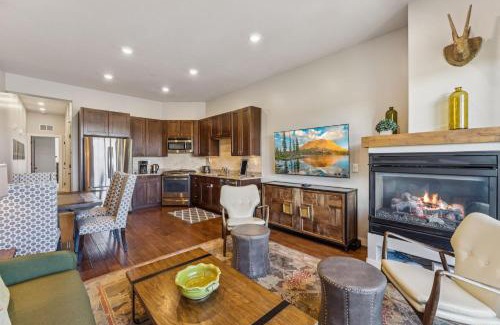 Kimball Junction House | Modern Townhouse with HotTub & Garage