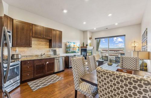 Kimball Junction House | Modern Townhouse with HotTub & Garage