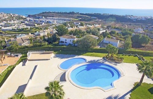 Vale de Santa Maria Ski Chalet | Modern Townhouse with Sea & Pool View