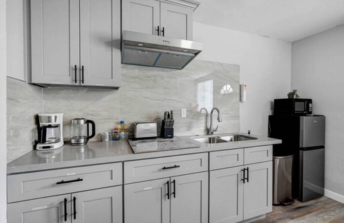South el Monte House | Modern Traveler's Cozy Retreat: Perfect for Solo Explorers and Small Families, Complete with a King Bed, Patio, and Kitchen.