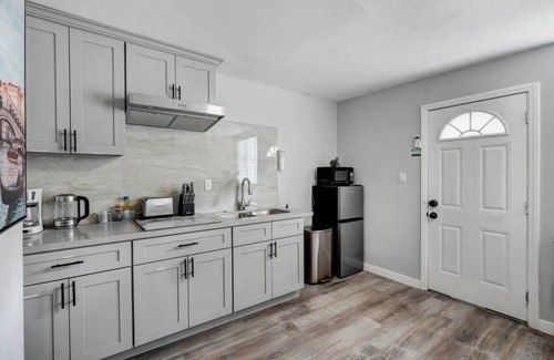 South el Monte House | Modern Traveler's Cozy Retreat: Perfect for Solo Explorers and Small Families, Complete with a King Bed, Patio, and Kitchen.
