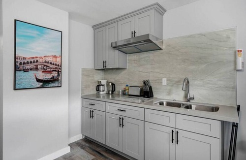 South el Monte House | Modern Traveler's Cozy Retreat: Perfect for Solo Explorers and Small Families, Complete with a King Bed, Patio, and Kitchen.