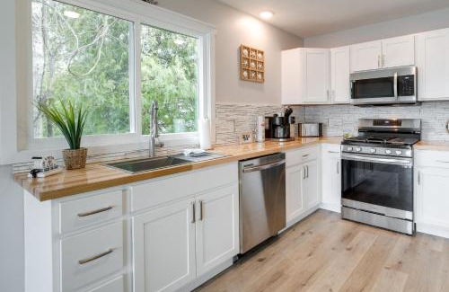 Traverse City House | Modern Traverse City Lake House with Hot Tub!