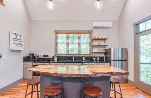 Valley Hill House | Modern Treetop Cottage with Covered Deck – Near Historic Hendersonville