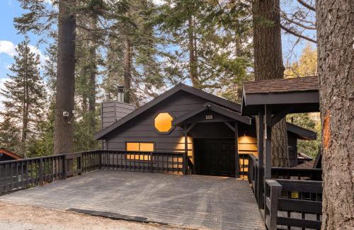 Arrowhead Villas House | Modern Treetop Cabin by Lake Arrowhead Village