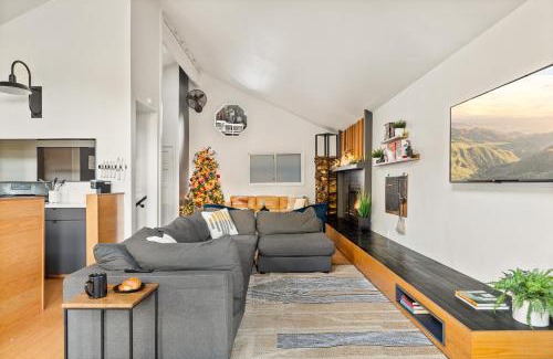 Arrowhead Villas House | Modern Treetop Cabin by Lake Arrowhead Village