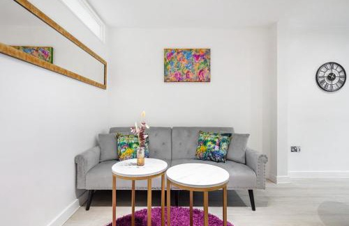 Latchmere Apartment | Modern Two Bed Apt with free Gated Parking Space
