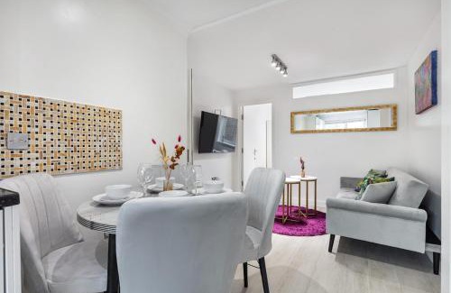 Latchmere Apartment | Modern Two Bed Apt with free Gated Parking Space