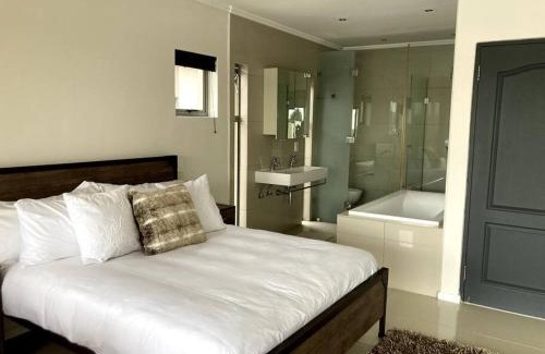 Greater Johannesburg Metropolitan Area Villa | Modern Two Bed Townhouse with pool