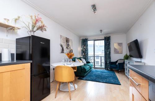 East Acton Apartment | Modern two bed two bath opposite tube station