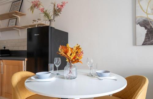 East Acton Apartment | Modern two bed two bath opposite tube station