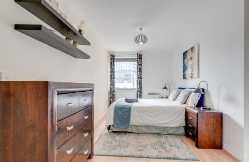 East Acton Apartment | Modern two bed two bath opposite tube station