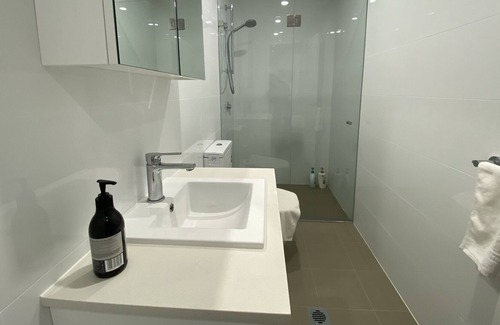 Asquith Apartment | Modern two bedroom apartment/shops/trains