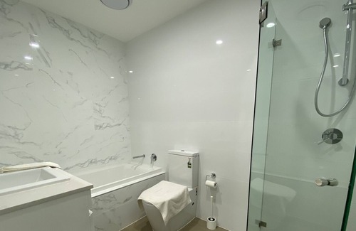 Asquith Apartment | Modern two bedroom apartment/shops/trains