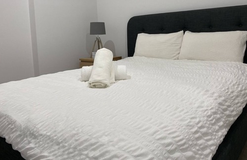 Asquith Apartment | Modern two bedroom apartment/shops/trains