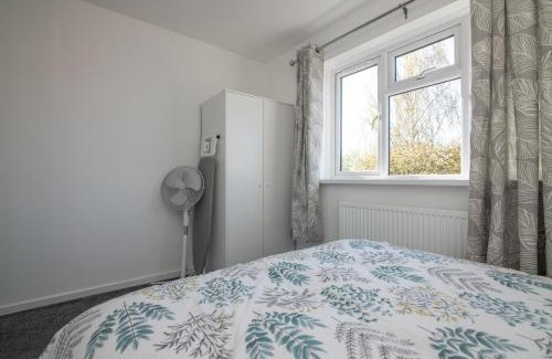 Tipton House | Modern Two Bedroom House with Parking